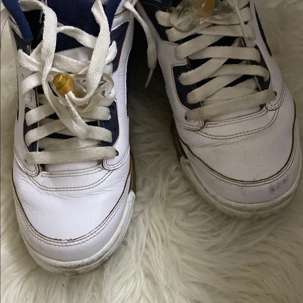 JORDANS Youth Size 6 - Picture 7 of 9